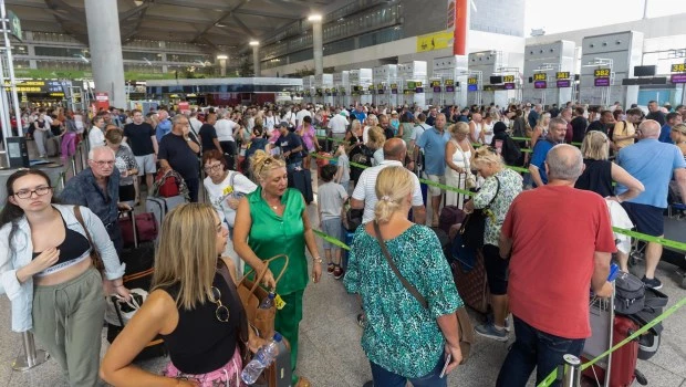 Numerosas personas hacen cola en el Aeropuerto de Málaga tras la incidencia global de Microsoft que ha afectado a numerosas empresas en todo el mundo.