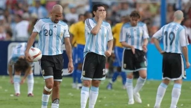 Sufren Verón, Riquelme, Heinze y Cambiasso. Un triste final para un equipo espectacular.