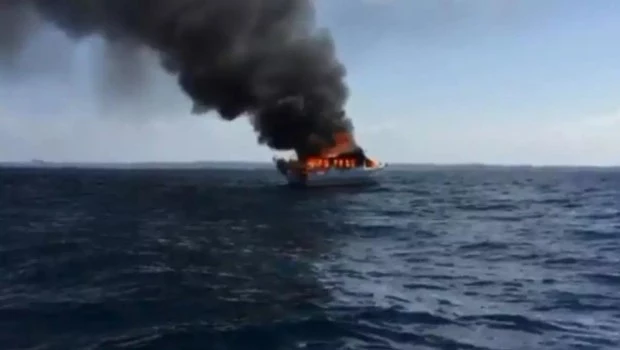 Mueren 40 migrantes en Haití al incendiarse un barco en una ceremonia mística