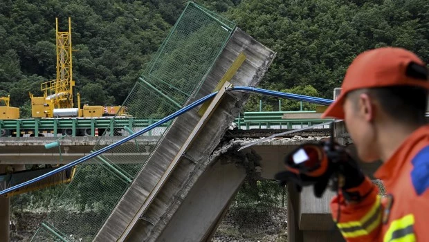 Tragedia en China al caer un puente: al menos 12 muertos y 30 desaparecidos