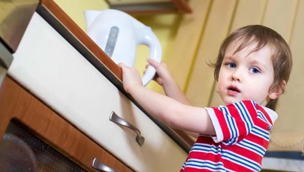 Accidentes domésticos y niños: cómo evitar los peligros que se esconden en la casa 