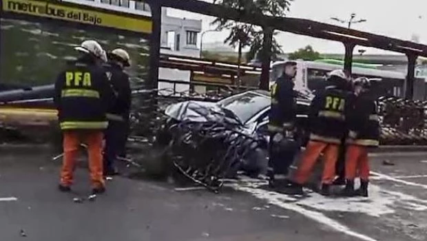 Cinco heridos al chocar un auto contra una parada del Metrobus de Paseo Colón