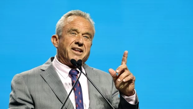 Robert F. Kennedy Jr. alaba la salida de Biden y acusa al Partido Demócrata de ocultar su deterioro