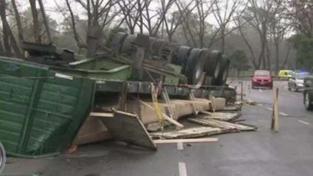 Volcó un camión frente al Parque Sarmiento