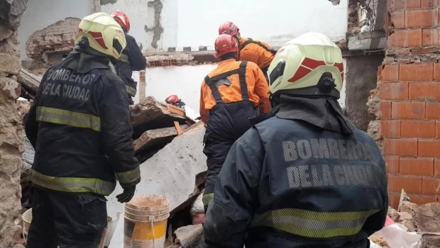 Derrumbe en Belgrano: un obrero resultó herido y otro fue rescatado entre los escombros