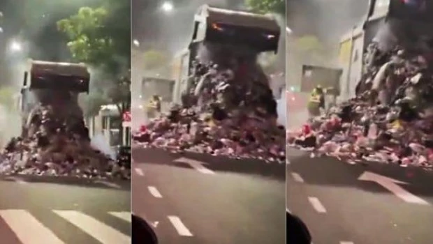 Una empresa de recolección de basura adujo un incendio en un camión y tiró su carga sobre la Avenida Belgrano 