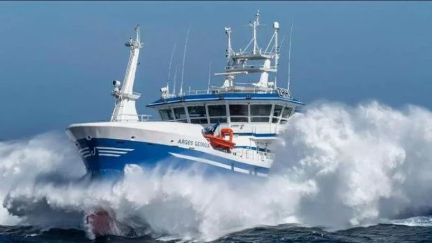 Se hundió un pesquero ilegal cerca de las Islas Malvinas: había 27 personas y 14 ya fueron rescatadas