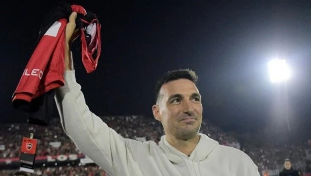 Scaloni fue homenajeado por Newell's en el Coloso Marcelo Bielsa