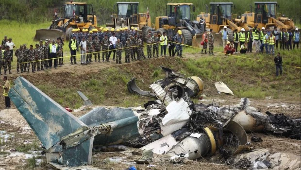 Un avión se estrella en un aeropuerto de Nepal tras despegar y deja 18 muertos y un sobreviviente