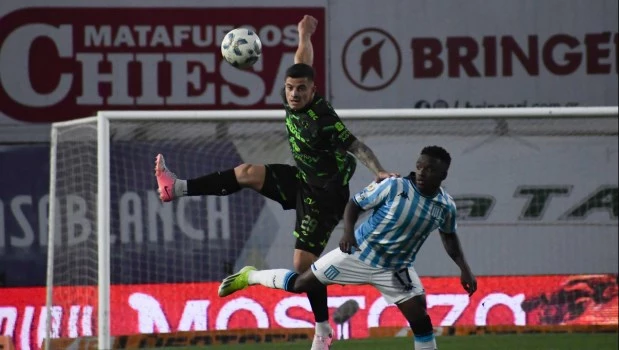 Racing perdió con Sarmiento y no pudo subir a lo más alto de la tabla de la Liga