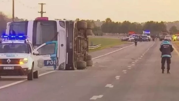 Nueve heridos por el vuelco en la ruta 2 de un micro que tenía más de 20 multas, la mayoría por exceso de velocidad