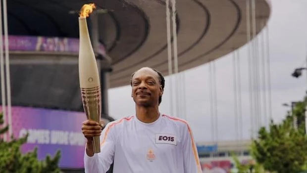 Snoop Dogg llevó la antorcha olímpica previo a la ceremonia de apertura de los Juegos Olímpicos 2024