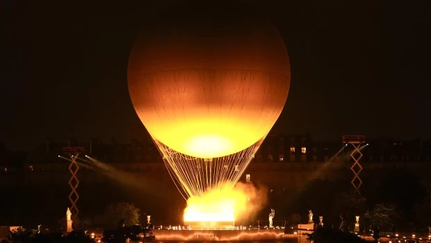 Los franceses Perec y Riner encieden el pebetero olímpico en un globo tras un relevo memorable