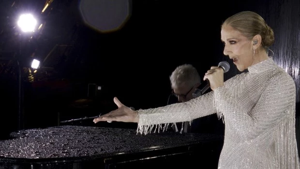 Céline Dion protagonizó una emocionante aparición en la Torre Eiffel durante la inauguración de los Juegos Olímpicos 