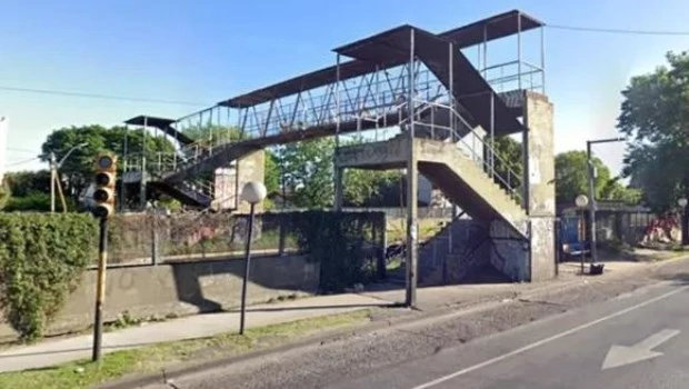 Un hombre intentó tirarse desde un puente en Castelar tras confesar que había matado a su madre