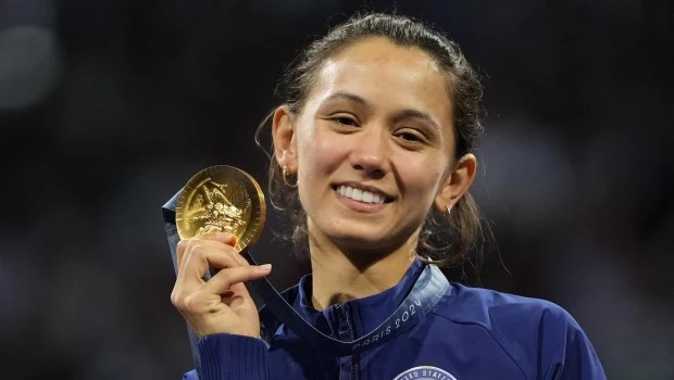 La estadounidense Lee Kiefer repite como campeona olímpica en florete 