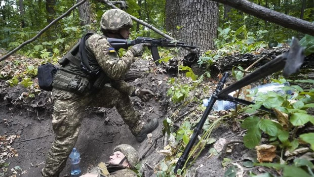 Soldados ucranianos de la 3ª Brigada de la Fuerza de Tarea Spartan participan en ejercicios de entrenamiento táctico en un lugar no revelado en la región de Kharkiv, Ucrania (22 de julio de 2024)