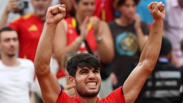 Alcaraz avanza a paso firme y quedó a un paso de la lucha por las medallas