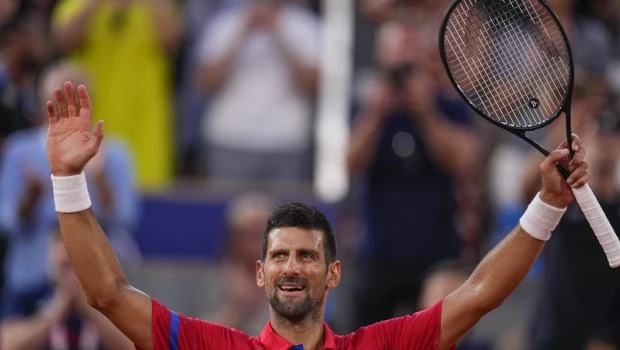 Djokovic y Alcaraz semifinalistas en París, pero el serbio preocupado por molestias físicas