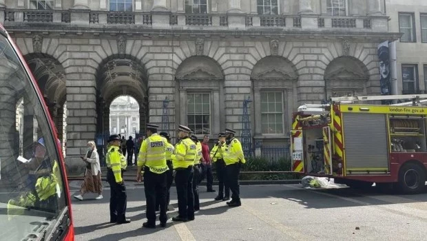 Hubo un incendio en un histórico edificio de Londres junto al Támesis