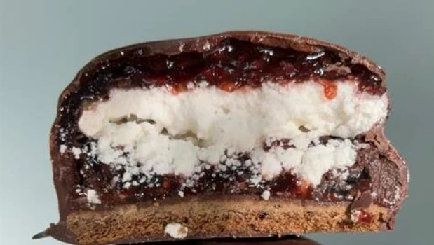 El premio Mejor Alfajor del Mundo fue para Sr. Alfajor, una pieza con cobertura de chocolate negro al 70%, frambuesas liofilizadas, ganache semiamargo, merengue y volcán de frambuesa.