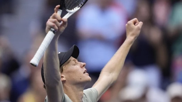 Sinner vence a un Draper al límite y apunta al título en el US Open