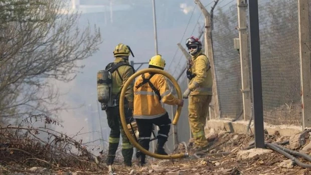 Logran controlar los incendios en La Calera, pero continúan los trabajos de los bomberos