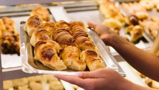 El Gobierno gasta $16 millones en medialunas y panes para los desayunos de Casa Rosada y Olivos