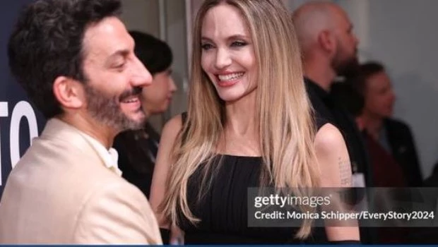 Angelina Jolie y Juan Minujín en el estreno de "Sin sangre"