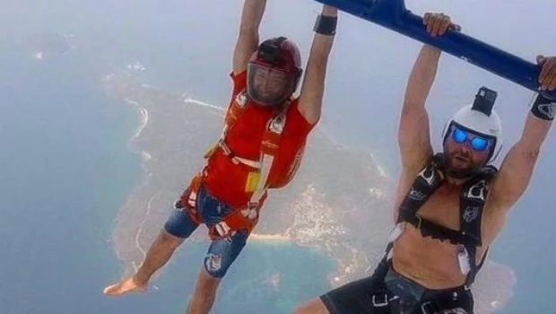 Dos paracaidistas argentinos rompieron un Récord Guinness con un salto de 13.000 metros de altura