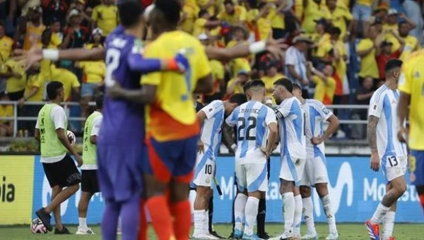 Con un polémico penal, Argentina perdió su invicto de más de dos años ante Colombia por las Eliminatorias