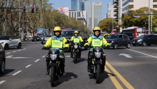 Habrá más controles para impedir detenciones en doble fila en la Ciudad