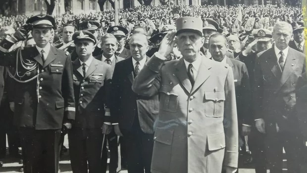 Entre el 3 y el 6 de octubre de 1964, Charles de Gaulle visitó la Argentina. En ese momento, gobernaba el país Arturo Humberto Illia.