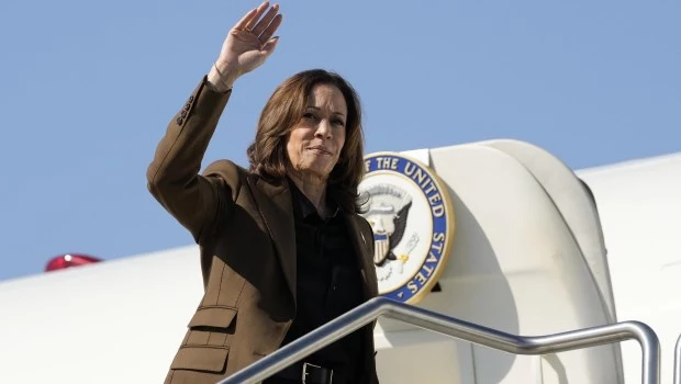 La candidata presidencial demócrata y vicepresidenta, Kamala Harris, saluda al abordar el Air Force Two.