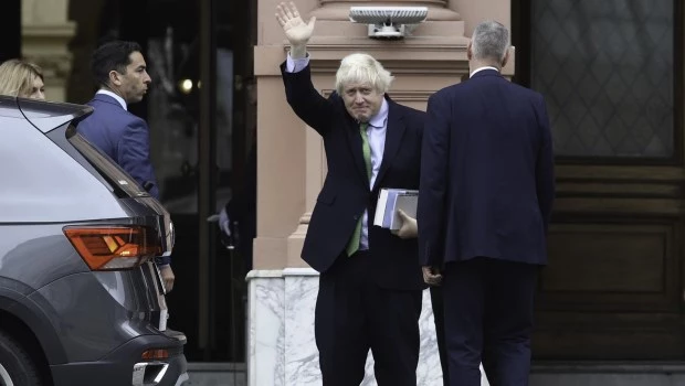 Boris Johnson llega a la Casa Rosada para su reunión con Milei.