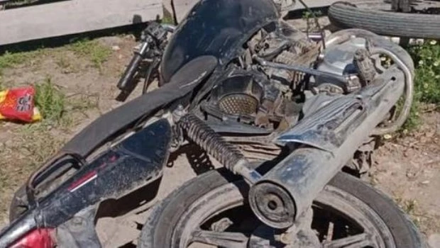 La Plata: un nene murió tras caer de una moto y ser aplastado por un camión de residuos