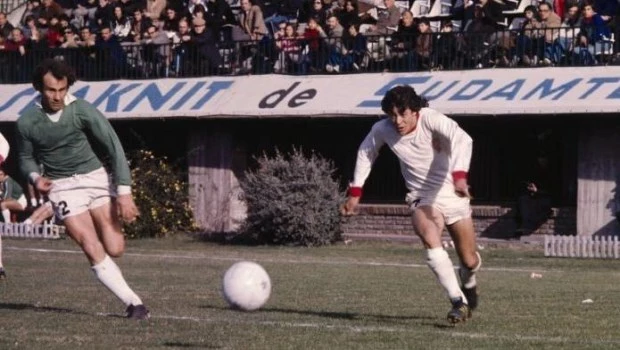 Encara René Houseman, un jugador de culto que fue un fiel exponente del fútbol de potrero.