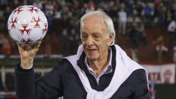 La pelota siempre al 10 le brinda un justo homenaje al Flaco Menotti