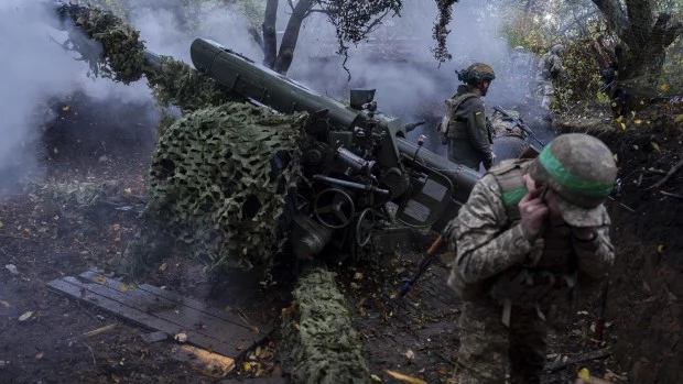 Militares ucranianos de la brigada Khartia disparan un obús D-30 hacia posiciones rusas en la región de Kharkov, Ucrania (16 de octubre de 2024).