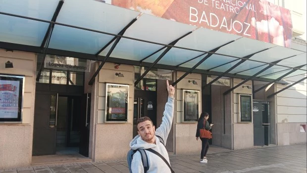 El dramaturgo, actor y director frente al Teatro López de Ayala, donde presentará 'El brote'.