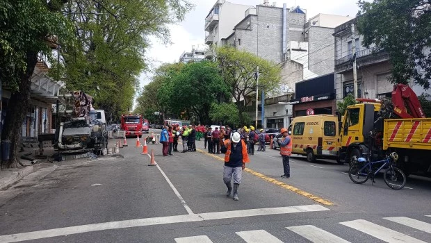 Derrumbe en Caballito: se desprendió el techo de un natatorio y hay una mujer herida