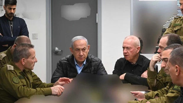 Fotografía cedida por la Oficina del Primer Ministro israelí muestra a Benjamín Netanyahu (c) siguiendo el ataque a Irán.