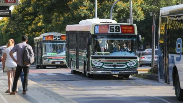 Una mujer indigente murió tras ser arrollada por un colectivo en el paso bajo nivel de Constitución 