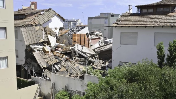 Villa Gesell: un jubilado murió y hay 7 desaparecidos tras derrumbarse un hotel de 10 pisos