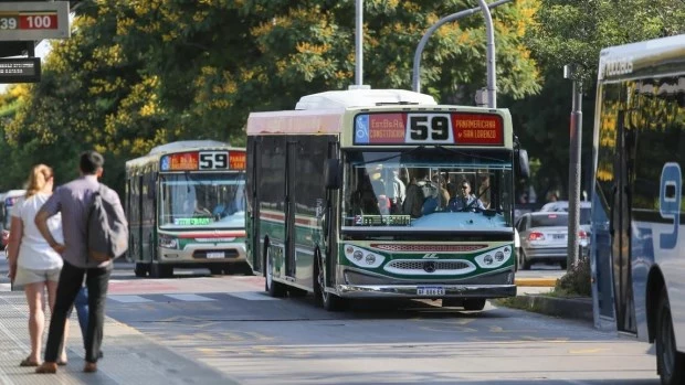 El Gobierno se reúne con la UTA para intentar desactivar el paro de colectivos previsto para el jueves en el AMBA 