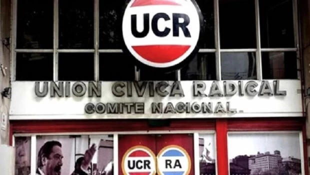 La UCR acusó a Milei de "mentir sobre el compromiso democrático" del ex presidente Alfonsín