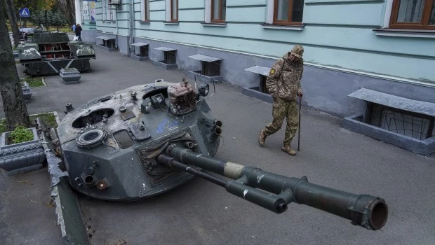 Un militar ucraniano camina frente al cañón destruido de un vehículo blindado ruso en Kiev, Ucrania (6 de noviembre de 2024).