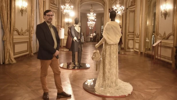 Daniel Varacalli en el Museo Nacional de Arte Decorativo, entre vestuarios de las óperas de Puccini y reliquias de su paso por esta ciudad. FOTO GUSTAVO CARABAJAL