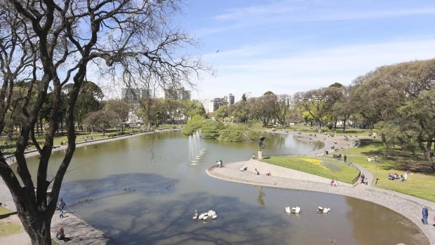 En su obra, la autora tiende un puente entre la poesía y la vida cotidiana, como una tarde feriado en Parque Centenario.