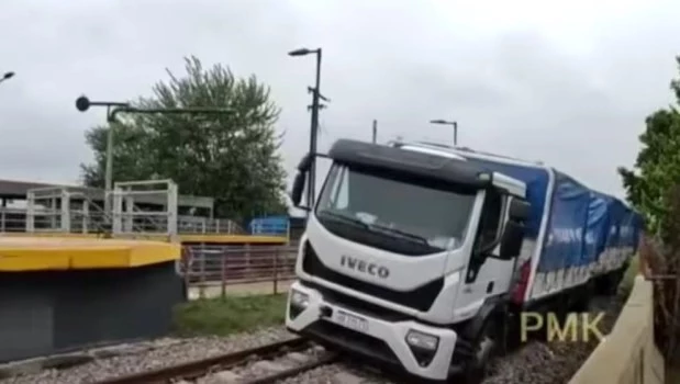 El chofer de un camión siguió al GPS, equivocó el camino y terminó atrapado en las vías del tren